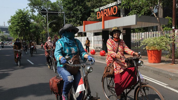 Anggota komunitas sepeda tua Senopati berpakaian batik bersiap mengayuh sepedanya di Jalan Darmo, Surabaya, Jawa Timur, Minggu (3/10/2021). Kegiatan bersepeda bersama dengan mengenakan busana batik itu dalam rangka menyemarakkan Hari Batik Nasional. ANTARA FOTO/Didik Suhartono/rwa.