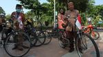 Wow! Komunitas Sepeda Tua Ini Gowes Pakai Baju Batik