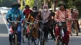 Wow! Komunitas Sepeda Tua Ini Gowes Pakai Baju Batik