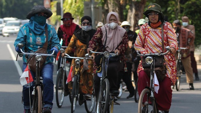 BERSEPEDA DENGAN BERBUSANA BATIK Anggota komunitas sepeda tua Senopati berpakaian batik bersiap mengayuh sepedanya di Jalan Darmo, Surabaya, Jawa Timur, Minggu (3/10/2021). Kegiatan bersepeda bersama dengan mengenakan busana batik itu dalam rangka menyemarakkan Hari Batik Nasional. ANTARA FOTO/Didik Suhartono/rwa.