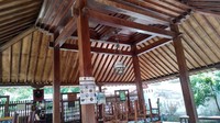 Tiang utama atau soko guru dari kayu jati, tampak masih kokoh menyangga bangunan lawas itu. Beberapa ornamen bangunan berbahan kayu jati, masih terawat dan terjaga indahnya. Di konsep arsitektur tradisional Jawa, bangunan utama (rumah induk) biasanya terpisah dengan bangunan yang dipakai untuk menerima tamu. Mereka menyebutnya Pendopo.