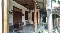Di gerbang sisi timur, ada pintu kayu selebar dua meter bercat hijau. Diatasnya terukir sebuah nama Atmo Soeprobo 1840. Begitu menapakkkan kaki di paving dengan motif bunga, beragam bentuk bangunan kuno bisa dinikmati dengan seksama. Ada sembilan rumah yang arsitekturnya tradisional Jawa. Seperti bangunan berbentuk joglo, limasan dan kampung.