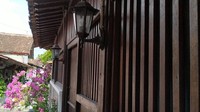 Puas menikmati eksotisme bangunan heritage dari depan, jangan lupa melewati gang-gang sempit di bagian belakang rumah warga. Gang ini, merupakan batas antara bagian belakang rumah yang menghadap ke selatan dan utara.