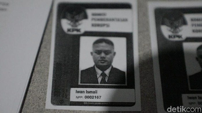 Blak-blakan Eks Satpam soal Bendera HTI di KPK Sosok Iwan Ismail muncul di tengah keriuhan KPK soal tes wawasan kebangsaan. Eks satpam KPK itu juga ikutan membuat surat terbuka untuk Presiden Jokowi.