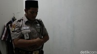 Sejak dari KPK, bapak tiga anak itu bekerja sebagai petugas satpam di perumahan milik bank plat merah di kawasan Meruya. 