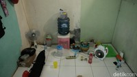 Ia tinggal sendirian di kos-kosan berukuran 3 x 4 meter. 