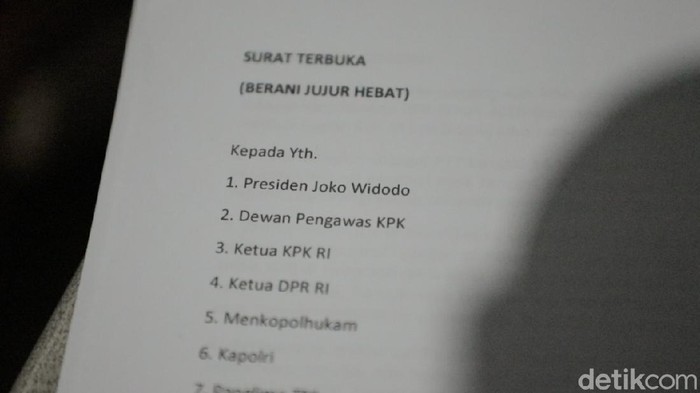 Blak-blakan Eks Satpam soal Bendera HTI di KPK Sosok Iwan Ismail muncul di tengah keriuhan KPK soal tes wawasan kebangsaan. Eks satpam KPK itu juga ikutan membuat surat terbuka untuk Presiden Jokowi.