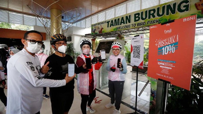 Guna mendukung percepatan pemulihan perekonomian nasional dan pariwisata, BNI mendorong transaksi digital. Salah satu membeli tiket masuk TMII melalui BNI Mobile Banking.