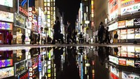 Tampak warga lalu-lalang di jalan sembari mengenakan masker. Sejumlah warga juga tampak menikmati makan dan minum di restoran di Tokyo untuk pertama kalinya pada malam pertama dicabutnya status darurat COVID-19.  