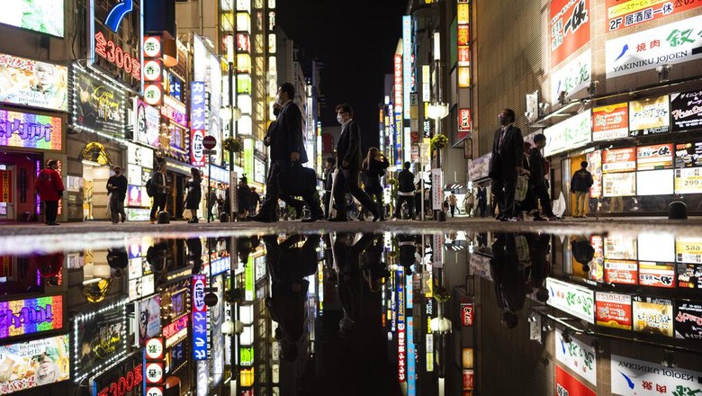 Darurat COVID-19 Dicabut, Warga Jepang Asik Nongkrong Lagi People hang out on a street as others eat and drink at restaurants and bars in Tokyo on the first night of the governments lifting of a coronavirus state of emergency Friday, Oct. 1, 2021. (AP Photo/Hiro Komae)