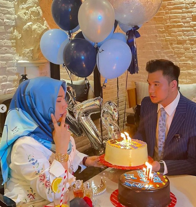 Dan inilah potret Datuk Seri Vida dan Ahmad Iqbal sebelum mereka putus. Datuk Seri masih merayakan ulang tahun berondong tampannya itu. Foto: dok. Instagram/@ahmadiqbalzulkefli