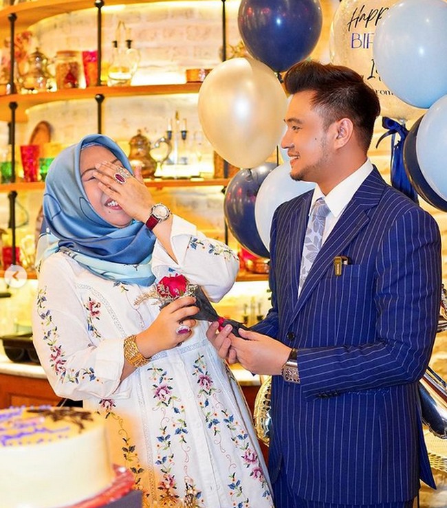 Jutawan Malaysia Datuk Seri Vida kerap kali bikin sensasi, terlebih lagi dengan kisah cintanya dengan mantan asisten brondongnya Ahmad Iqbal Zulkefli. Belakangan, hubungan keduanya dipenuhi dengan drama setelah keduanya putus cinta. Foto: dok. Instagram/@ahmadiqbalzulkefli