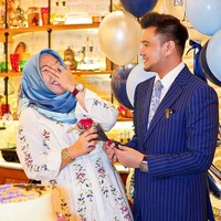 Jutawan Malaysia Datuk Seri Vida kerap kali bikin sensasi, terlebih lagi dengan kisah cintanya dengan mantan asisten brondongnya Ahmad Iqbal Zulkefli. Belakangan, hubungan keduanya dipenuhi dengan drama setelah keduanya putus cinta. Foto: dok. Instagram/@ahmadiqbalzulkefli