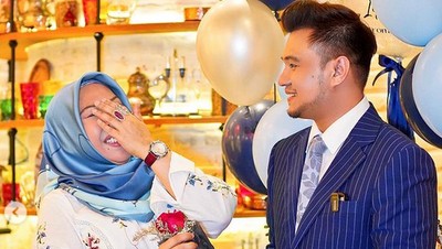7 Foto Kemesraan Janda Tajir & Asisten Brondong Sebelum Batal Nikah