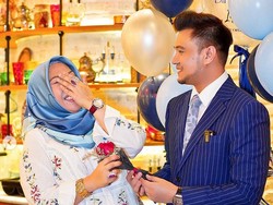 7 Foto Kemesraan Janda Tajir & Asisten Brondong Sebelum Batal Nikah