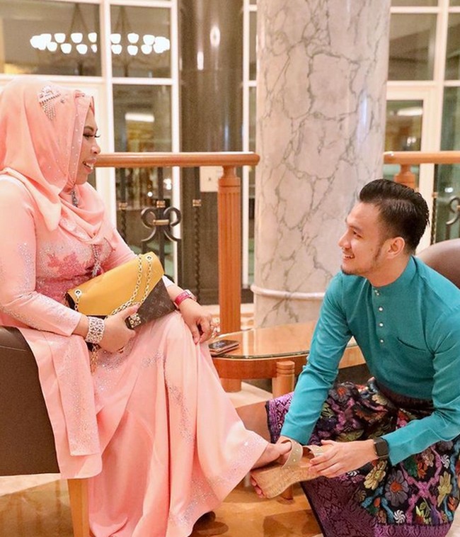 Rentang usia mereka 23 tahun. Dan belum lama ini keduanya putus, padahal sudah merencanakan pernikahan. Anak Datuk Seri Vida menentang pernikahan mereka dan mengatakan bahwa Iqbal hanya mengincar harta sang jutawan. Foto: dok. Instagram/@ahmadiqbalzulkefli