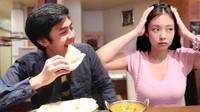 Perilaku kocaknya tidak hanya ditunjukkan melalui unggahan YouTubenya. Menjadi penggemar dari Jennie BlackPink, Jerome Polin pernah mengunggah sebuah editan foto yang kocak dengan menunjukkan seakan-akan dirinya tengah makan bersama Jennie. Foto: Instagram/jeromepolin