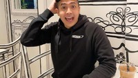Sebagai mahasiswa di Jepang, Jerome Polin seringkali membagikan kesehariannya bersama teman-temannya. Mulai dari bermain hingga mencicip makanan dan hangout bersama teman-temannya. Foto: Instagram/jeromepolin