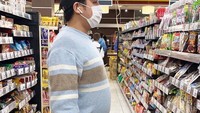 Hobi makan membuat Jerome Polin merasa dirinya bertambah berat badan selama tinggal di Jepang. Ia bahkan membuktikan ukuran perutnya yang semakin membesar saat mengunjungi salah satu minimarket di sekitar kediamannya. Foto: Instagram/jeromepolin