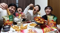 Makan tempura bersama Waseda Boys yang terdiri dari Tomo, Yusuke dan Otsuka menjadi kegiatan seru yang dilakukan bersama. Keempatnya terlihat begitu asyik dan ceria saat mencicipi tempura yang lezat. Foto: Instagram/jeromepolin