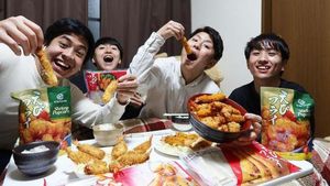 Gaya Asyik Jerome Polin Saat Cicip Makanan Bersama Waseda Boys