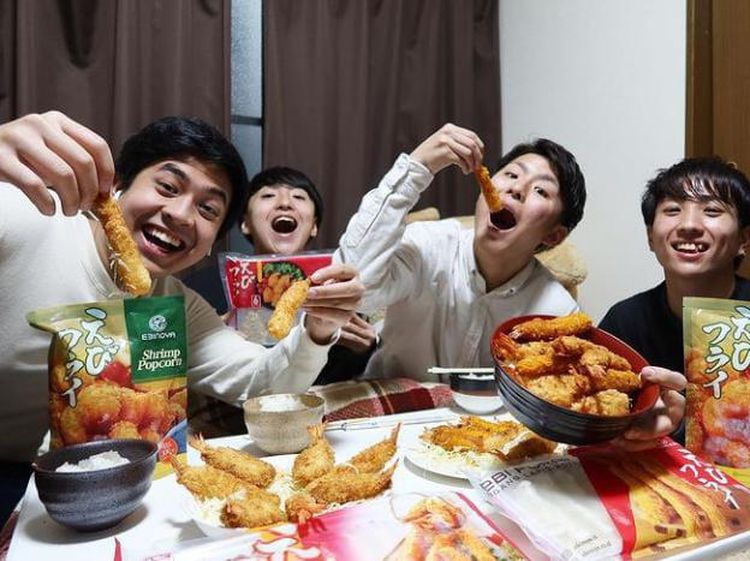 Gaya Asyik Jerome Polin Saat Cicip Makanan Bersama Waseda Boys