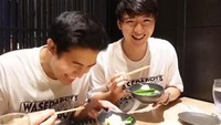 Pada saat waktu senggangnya, Jerome Polin dan Yusuke terlihat seringkali menghabiskan waktunya bersama. Mengunjungi restoran legendaris dan mencicipi makanan-makanan enak menjadi gayanya untuk menikmati waktunya. Foto: Instagram/jeromepolin