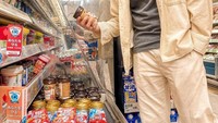 Keseruannya menghabiskan waktu bersama teman-temannya di Jepang kerap kali dibagikan melalui unggahan-unggahan pada YouTubenya. Termasuk saat dirinya berbelanja untuk kebutuhan sehari-harinya. Foto: Instagram/jeromepolin