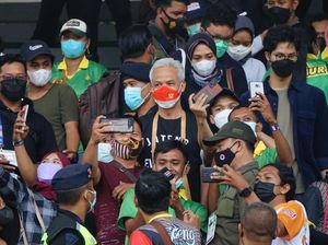 Riuh Rendah Suporter Jatim Sambut Ganjar Pranowo di PON Papua