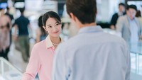 Keduanya bertemu di desa Gongjin saat Hyejin berlibur usai dipecat dari klinik tempat ia bekerja. Foto: (dok. Instagram @tvn_drama)