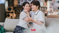 Hong Du-shik (Kim Seon-ho) dan Yoon Hye-jin (Shin Min-a) adalah pasangan yang terdapat di drama korea bergenre komedi romantis, Hometown Cha-Cha-Cha. Foto: (dok. Instagram @tvn_drama)