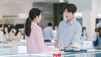 Karena satu dan lain hal, Hyejin akhirnya membuka klinik gigi di desa Gongjin yang membuatnya semakin dekat dengan Hong Du-shik. Foto: (dok. Instagram @tvn_drama)