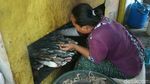 Ibu-ibu di Pasuruan Kantongi Jutaan Rupiah dari Ikan Asap
