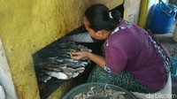 Mereka biasanya memanfaatkan ikan tangkapan suami untuk diolah sebagai ikan asap. Namun jika tangkapan sedikit bisa membeli ke nelayan lain.