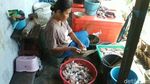 Ibu-ibu di Pasuruan Kantongi Jutaan Rupiah dari Ikan Asap