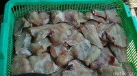 Sambil membolak-balik ikan di tungku, Zanati menuturkan setiap pengasapan hanya membutuhkan waktu 3-5 menit. Setelah itu, ikan asap siap jual. Ia menjual ikan ke pasar-pasar tradisional yang ada di Kota Pasuruan.