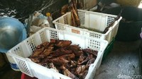 Sehari, kata dia, ia bisa meraup omzet Rp 1 juta. Laba bersih yang ia kantongi rata-rata Rp 400 ribu.