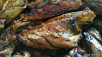 Baik Zanati maupun Uswatun mengatakan, usaha ikan asap sangat menguntungkan. Selain bahan ikan yang melimpah, bahan bakar untuk pengasapan juga bisa oplosan arang dan batok kelapa.
