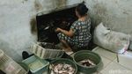 Ibu-ibu di Pasuruan Kantongi Jutaan Rupiah dari Ikan Asap