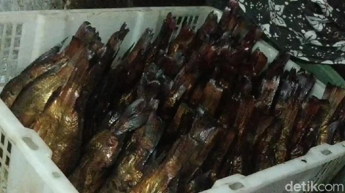 Ibu-ibu di Pasuruan Kantongi Jutaan Rupiah dari Ikan Asap Usaha ikan asap di Kota Pasuruan bertahan selama pandemi virus Corona. Omzet pengusaha pengawetan ikan dengan cara pengasapan ini mencapai puluhan juta rupiah.