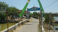 Kelurahan Ngaglik, Kecamatan Gadingrejo, merupakan salah satu kelurahan yang dikenal sebagai kampung ikan asap di Kota Pasuruan. Ikan asap dari kampung ini dikenal lezat dan harganya terjangkau.