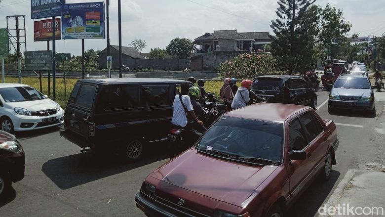Jalan Menuju Objek Wisata Air di Klaten Padat Merayap Kunjungan Wisatawan Jalan Menuju Objek Wisata Air di Klaten Padat Merayap Kunjungan Wisatawan