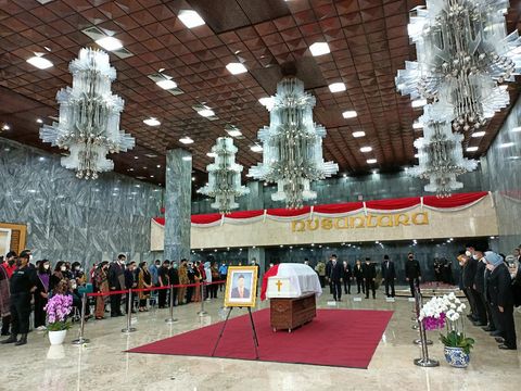 Jenazah Sabam Sirait disemayamkan di kompleks Gedung DPR/MPR