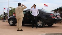 Jokowi-Prabowo saling hormat. Foto Jokowi dan Prabowo saling hormat itu diunggah di akun Instagram @prabowo seperti dilihat Minggu (3/10/2021). Jokowi tampak mengenakan kemeja berwarna putih dan Prabowo memakai kemeja berwarna cokelat (Foto: Instagram @prabowo)