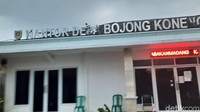 Peristiwa perusakan kantor desa itu terjadi pada Sabtu (2/10) kemarin. Massa merusak area depan gedung hingga ruangan kantor kepala desa. (Foto: Yogi/detikcom)