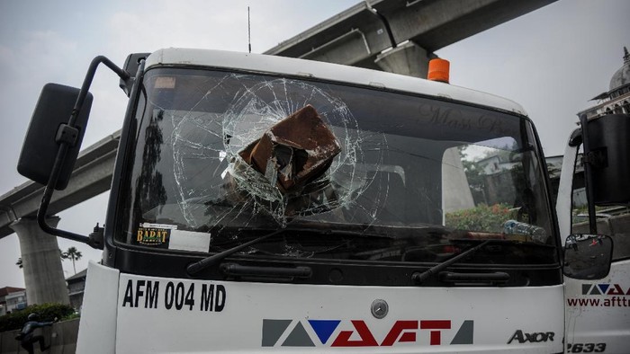 Petugas Jasa Marga memotret kondisi truk yang mengalami kecelakaan di kilometer 134 Jalan Tol Purbaleunyi di Pasir Koja, Bandung, Jawa Barat, Minggu (3/10/2021). Kecelakaan yang melibatkan sebuah truk pengangkut tiang bor, sebuah travel dan sebuah mobil keluarga tersebut masih dalam penyelidikan petugas. ANTARA FOTO/Raisan Al Farisi/rwa.