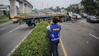 Kecelakaan yang melibatkan sebuah truk pengangkut tiang bor, sebuah travel dan sebuah mobil keluarga tersebut masih dalam penyelidikan petugas.