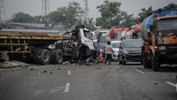 Petugas mengatur lalu lintas di sekitar lokasi kecelakaan di kilometer 134 Jalan Tol Purbaleunyi di Pasir Koja, Bandung, Jawa Barat, Minggu (3/10/2021).