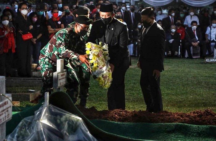 Ketua MPR Bambang Soesatyo menjadi Inspektur Upacara dalam pemakaman jenazah Sabam Sirait, Anggota DPD sekaligus Anggota MPR RI periode 2019-2024.