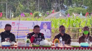 Bupati Banggai, H. Amirudin Tamoreka  dan SVP - Head Of Corporate Communications Indosat Ooredoo, Steve Saerang, pada saat peresmian layanan 4G di Desa Ondo-Ondolu, Kabupaten Banggai, Sulawesi Tengah.